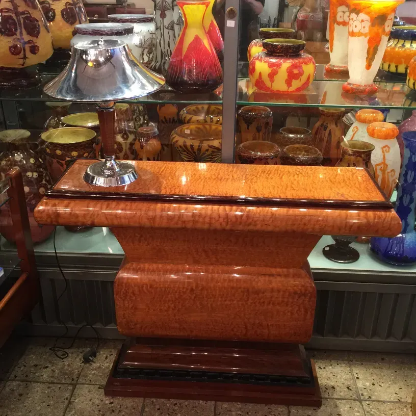 Dos consolas antiguas con un estilo elegante y brillante, en un ambiente decorativo