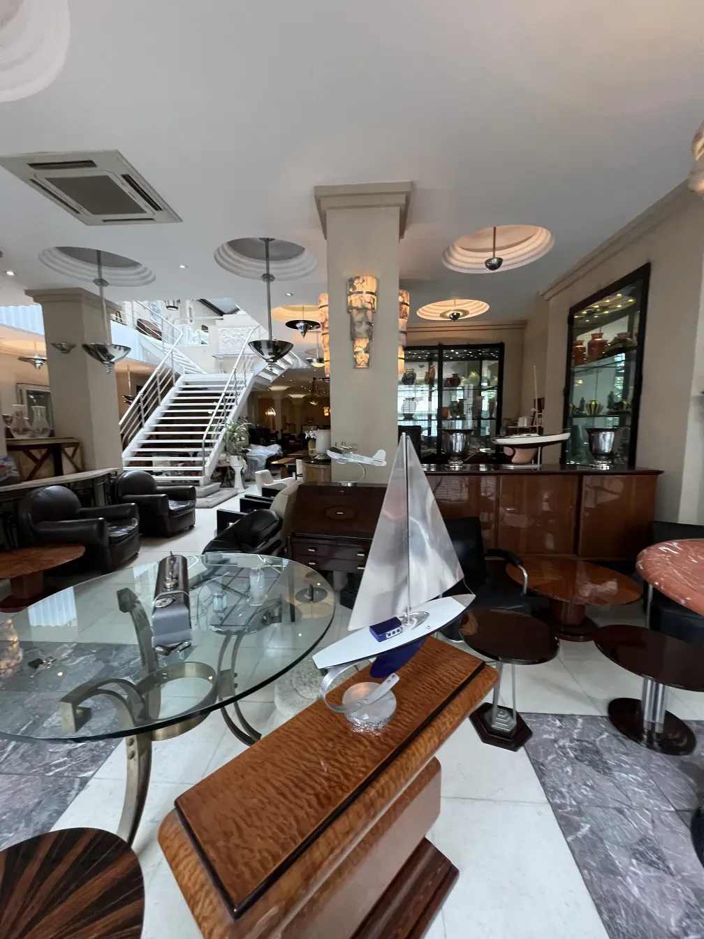 우아한 환경을 강조하는 두 개의 앤티크 콘솔