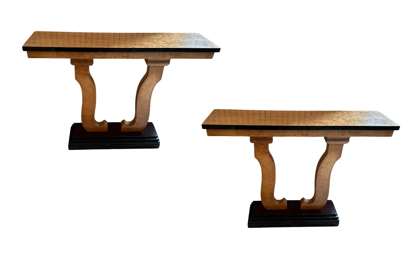 Ansicht von zwei antiken Konsolen mit dekorativem und elegantem Design