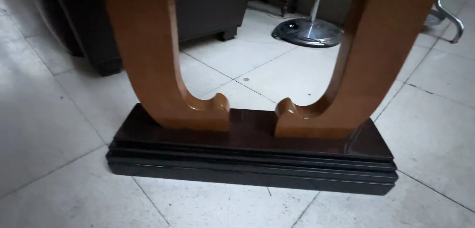 Vue de deux consoles anciennes décoratives dans un cadre classique