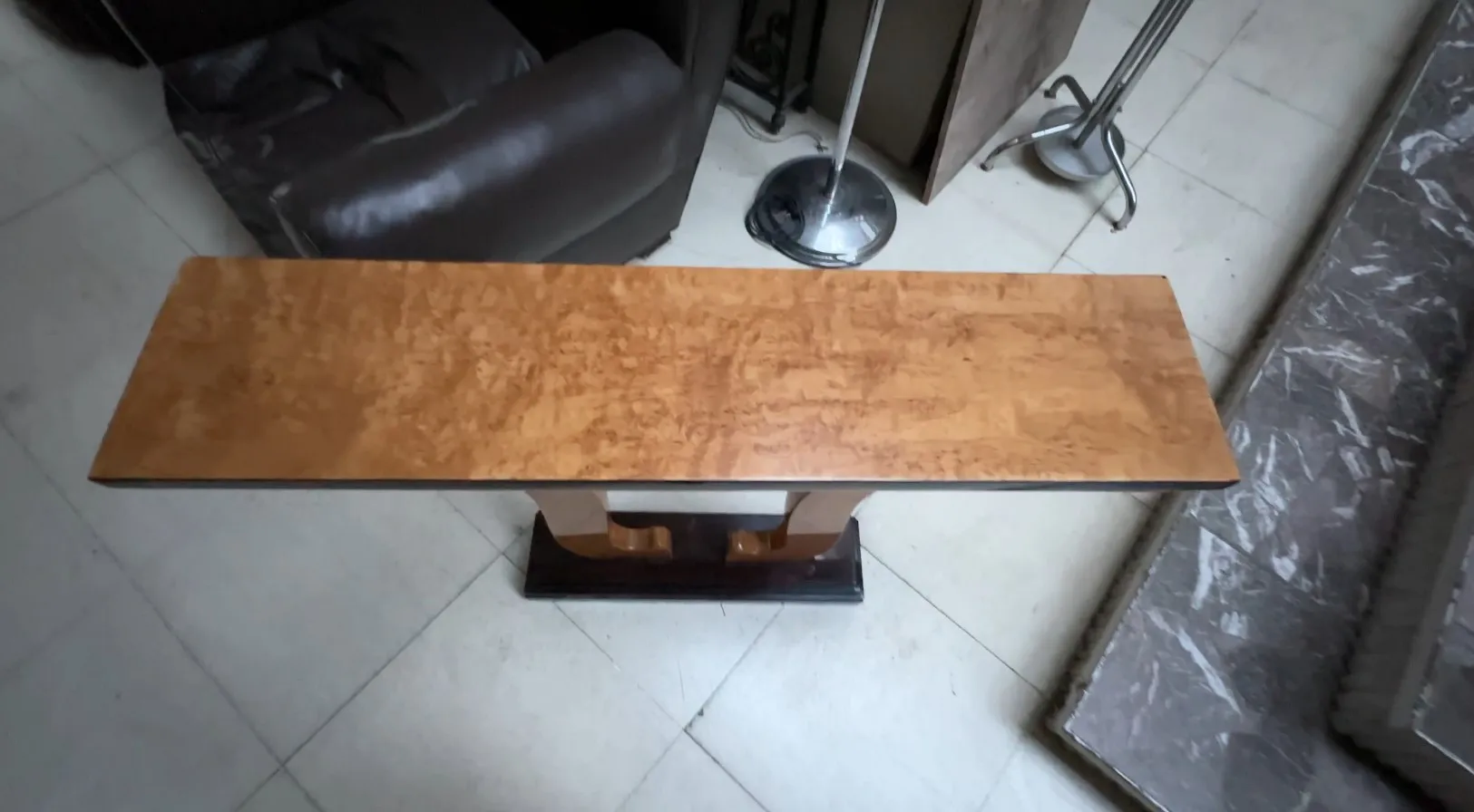 zwei antike Konsolen mit elegantem Design in einem Raum