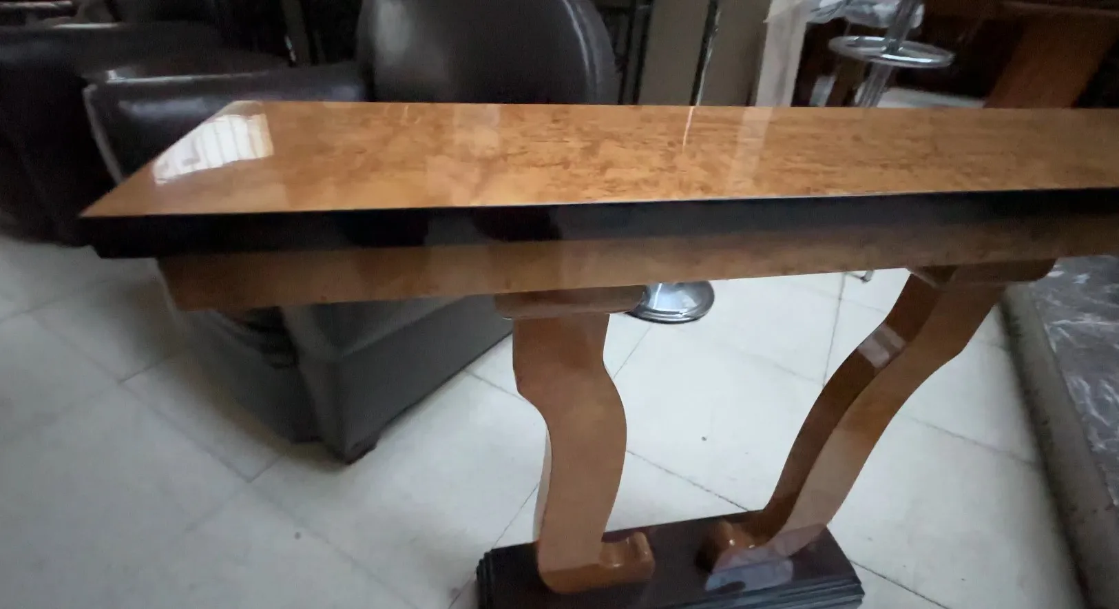 due consolle antiche con design elegante e base decorativa