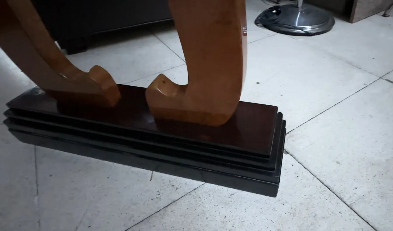 2 consolas antiguas decorativas sobre base oscura