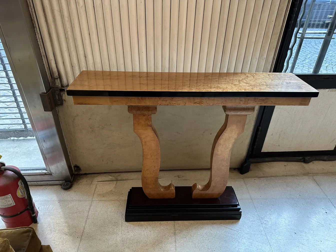 dos consolas antiguas con detalles elegantes y ambiente clásico