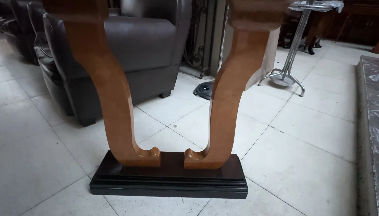 zwei antike Konsolen mit elegantem Design in klassischer Umgebung