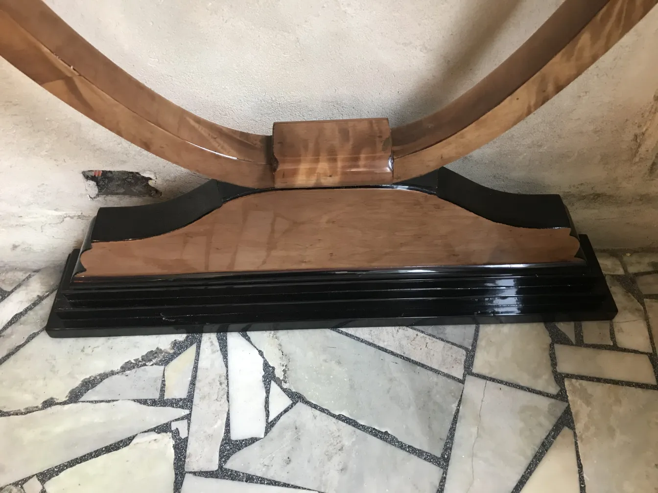 Dos consolas antiguas con un diseño elegante en ambiente rústico.