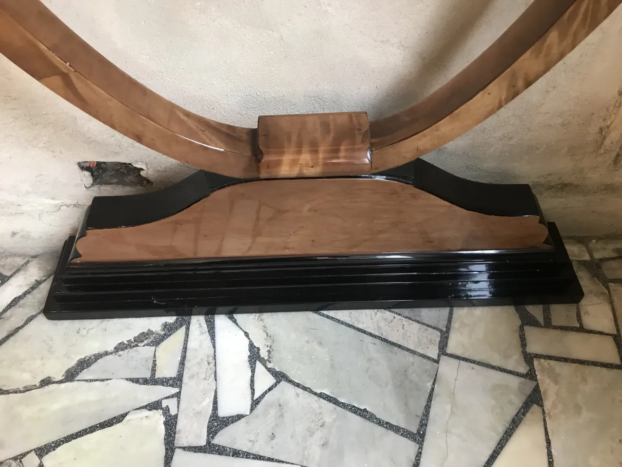 装飾的な詳細がある2つの古代コンソールの側面ビュー