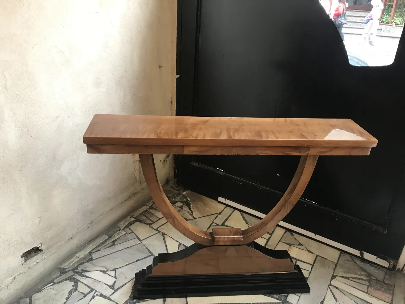 Deux consoles anciennes au design élégant dans un cadre décoratif.