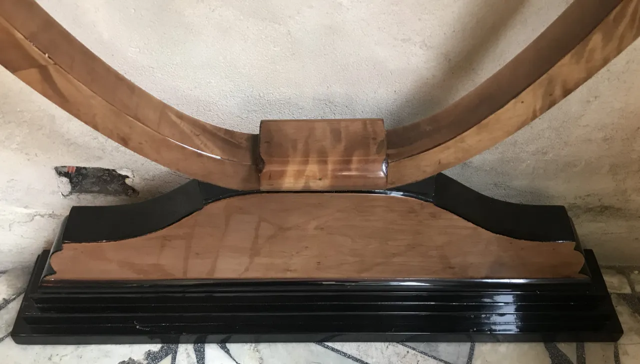 antigua mesa consola doble con detalles elegantes