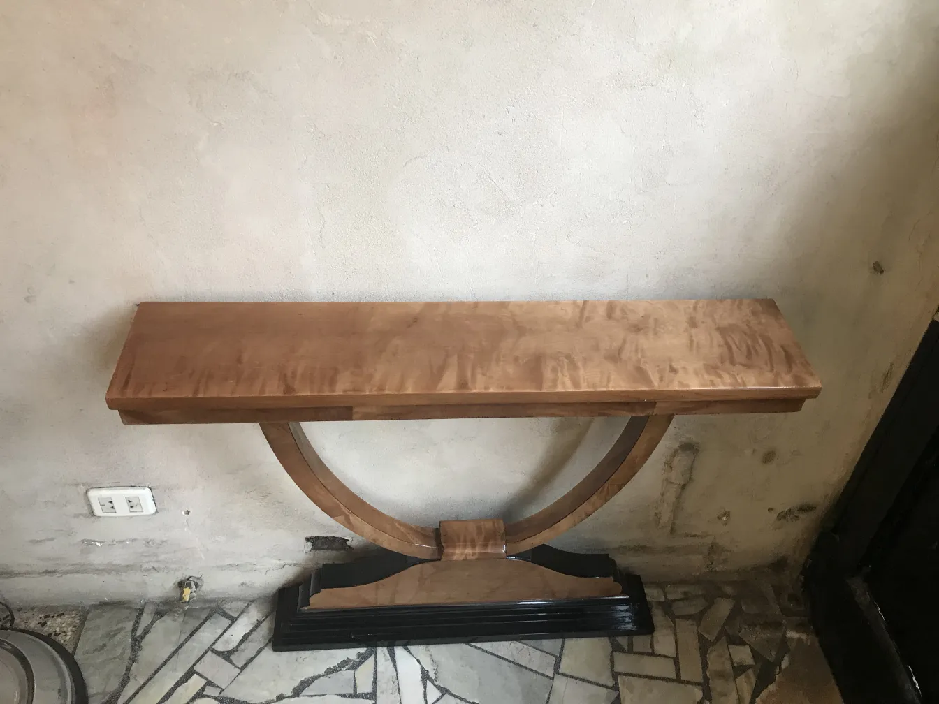 due consolle antiche in uno stile elegante in un ambiente neutro