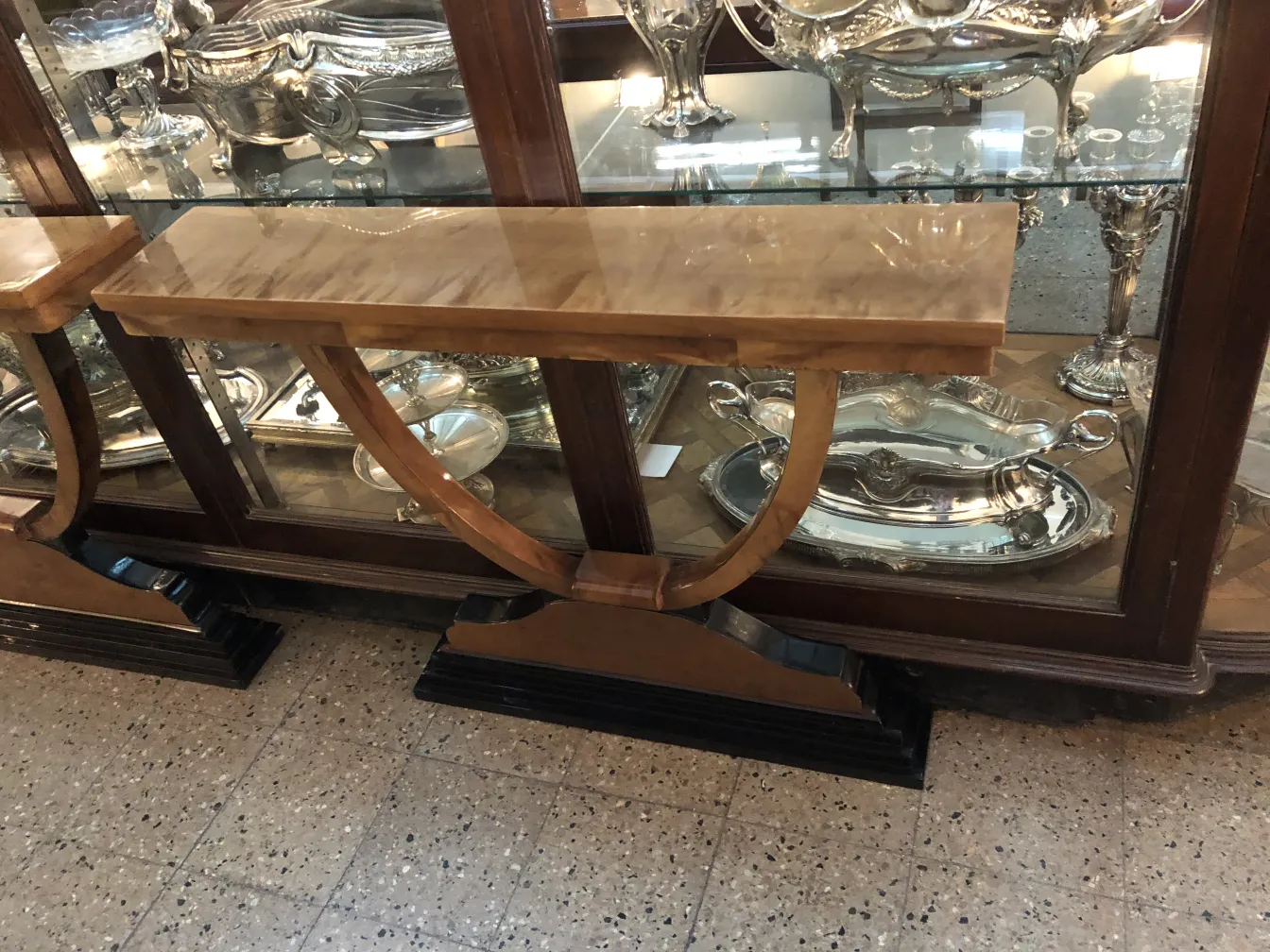 Consolas antigas com forma curvada e base sólida em um ambiente elegante