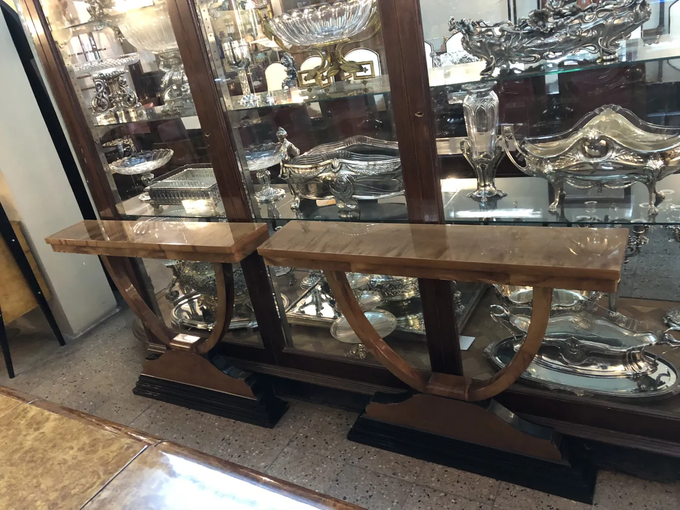 Conjunto de antigas 2 consolas decorativas em ambiente elegante.