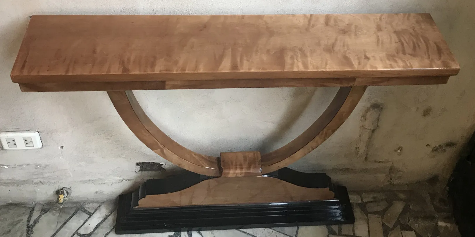 dos consolas antiguas con diseño curvo en un ambiente rústico