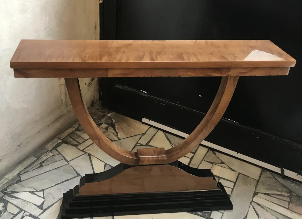 due consolle antiche, superficie liscia e curva, sfondo scuro