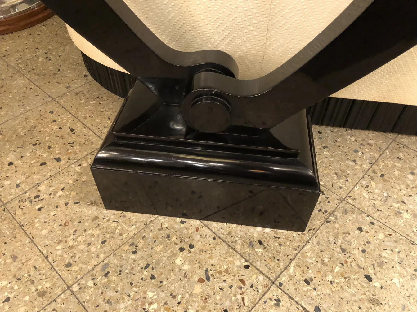 consolle antiche con base decorativa in ambienti eleganti