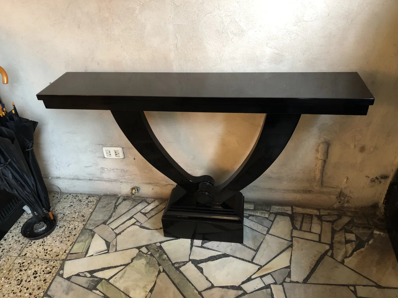 due mobili dresuars antichi con design elegante e base distintiva