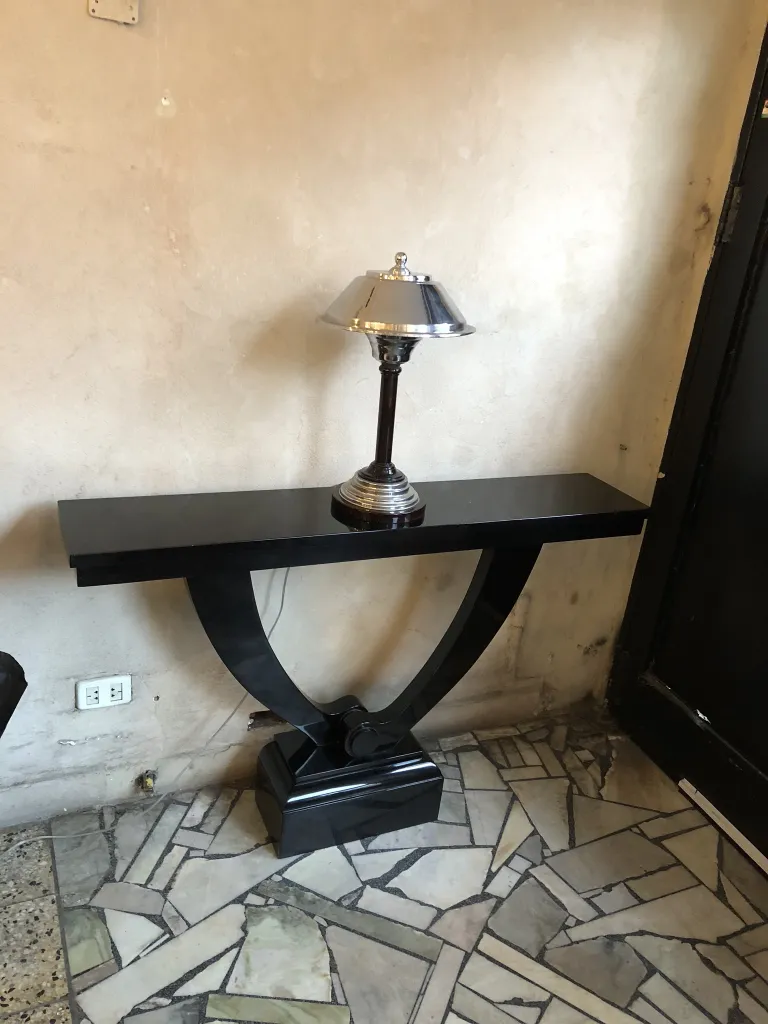 Deux consoles antiques dans un cadre rustique avec une lampe.