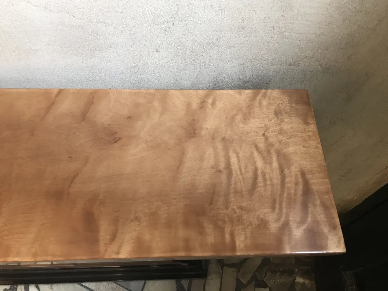 عرض علوي لطاولة وحدة التحكم اثنين قديمة زخرفية في بيئة محايدة