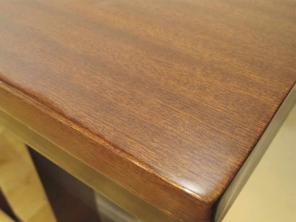 trois dresuars anciens avec une finition brillante, vue du dessus