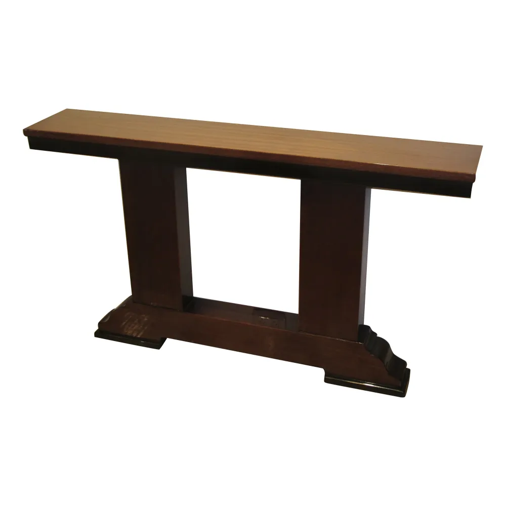 Três consolas antiquadas com design elegante e clássico