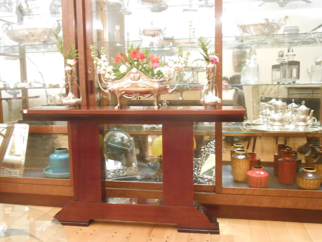 trois dresuars anciens avec arrangement floral et objets