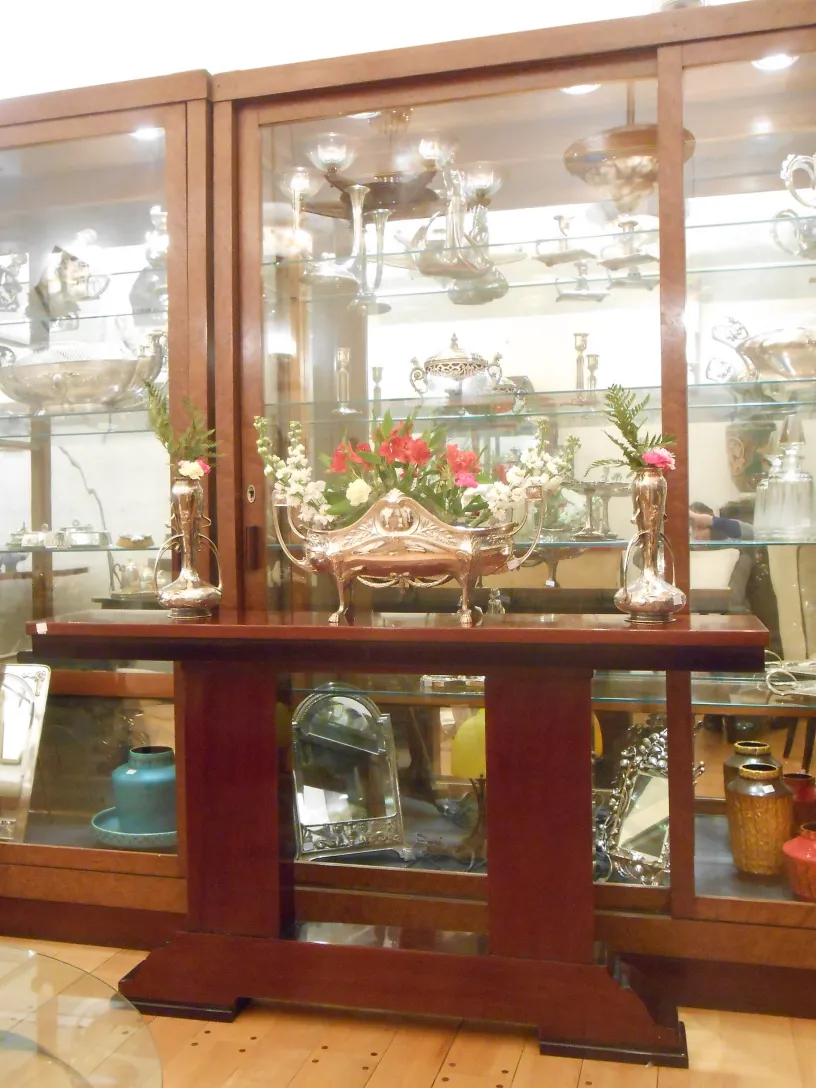 trois drésuars anciens avec décoration florale et métal