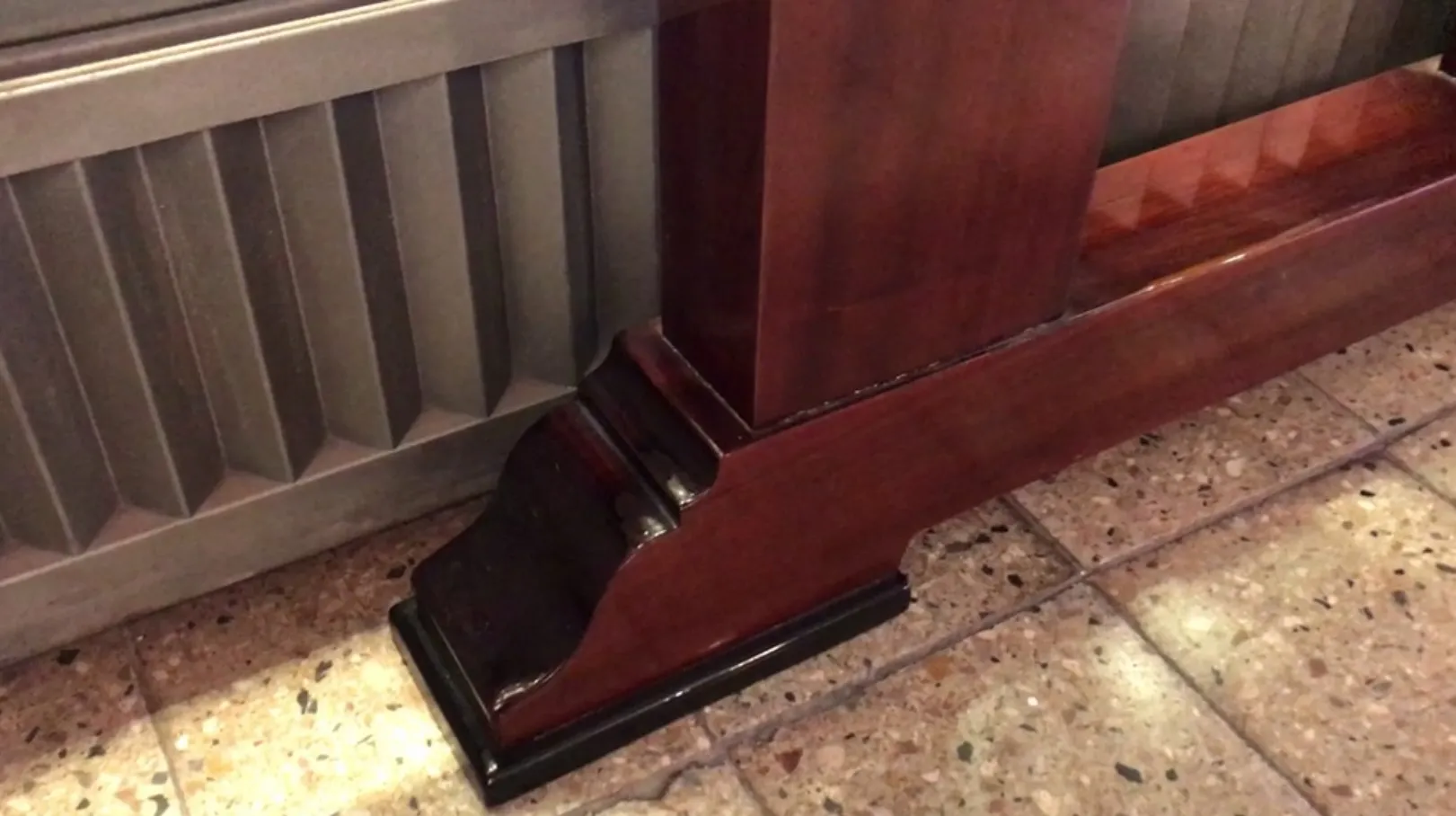 Três consolas antigas com detalhes elegantes, ambiente clássico.