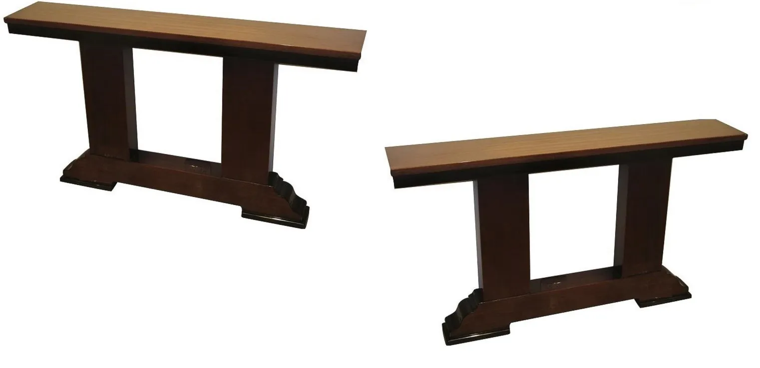 Três consolas antigas com design elegante, perfeitas para decoração