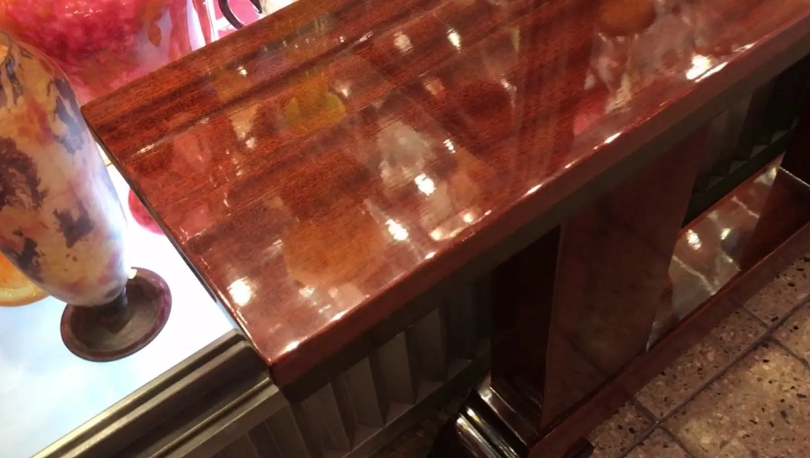 tres consolas antiguas, con superficie brillante, en un ambiente decorativo