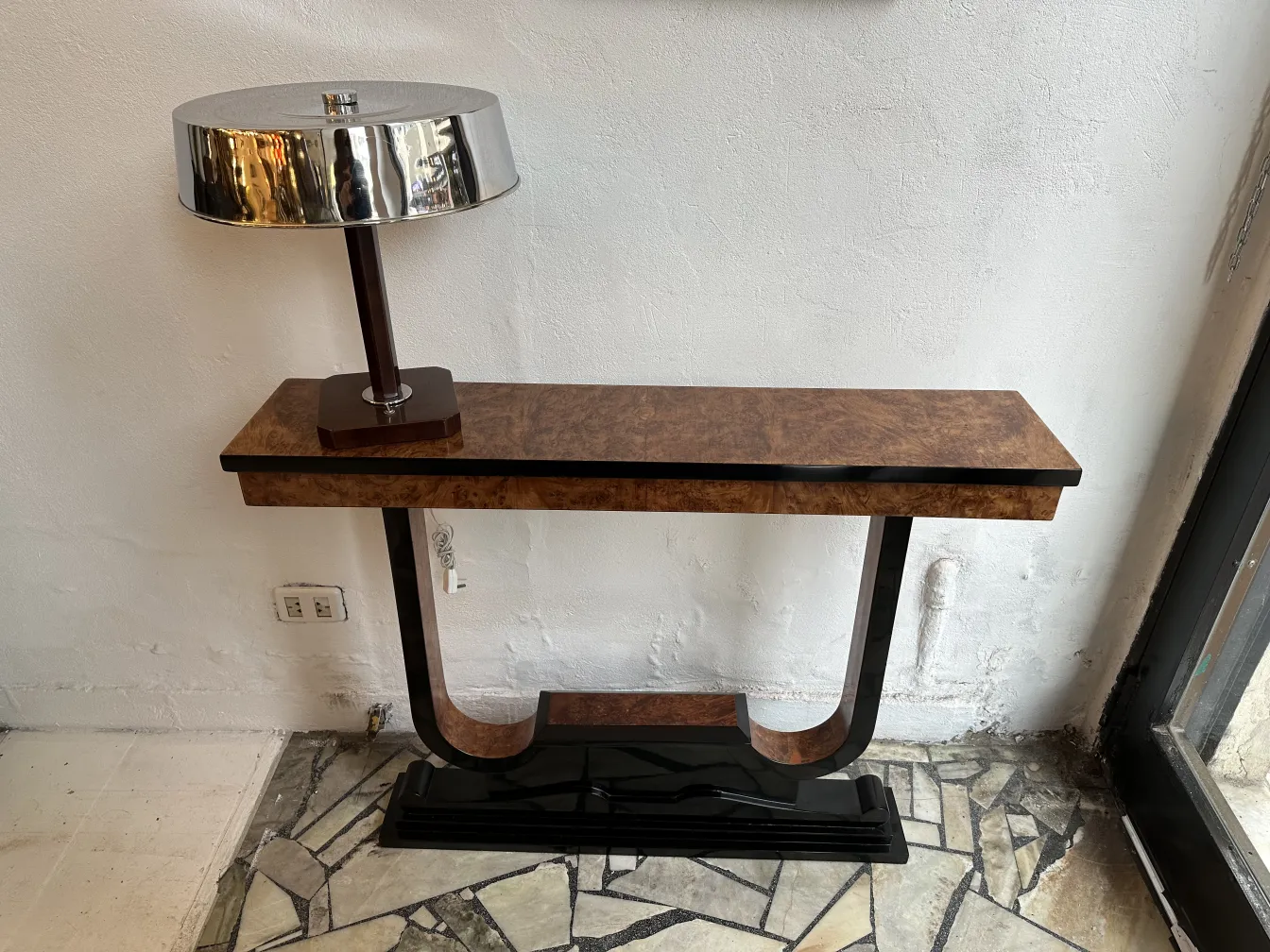 Trois dresuars anciens avec un design décoratif et une lampe