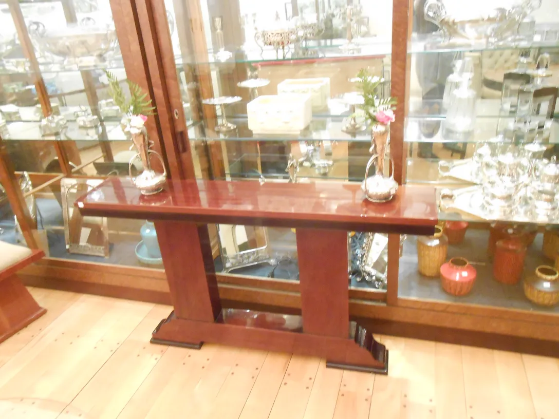 Trois dresuars anciens dans un cadre décoratif avec des fleurs