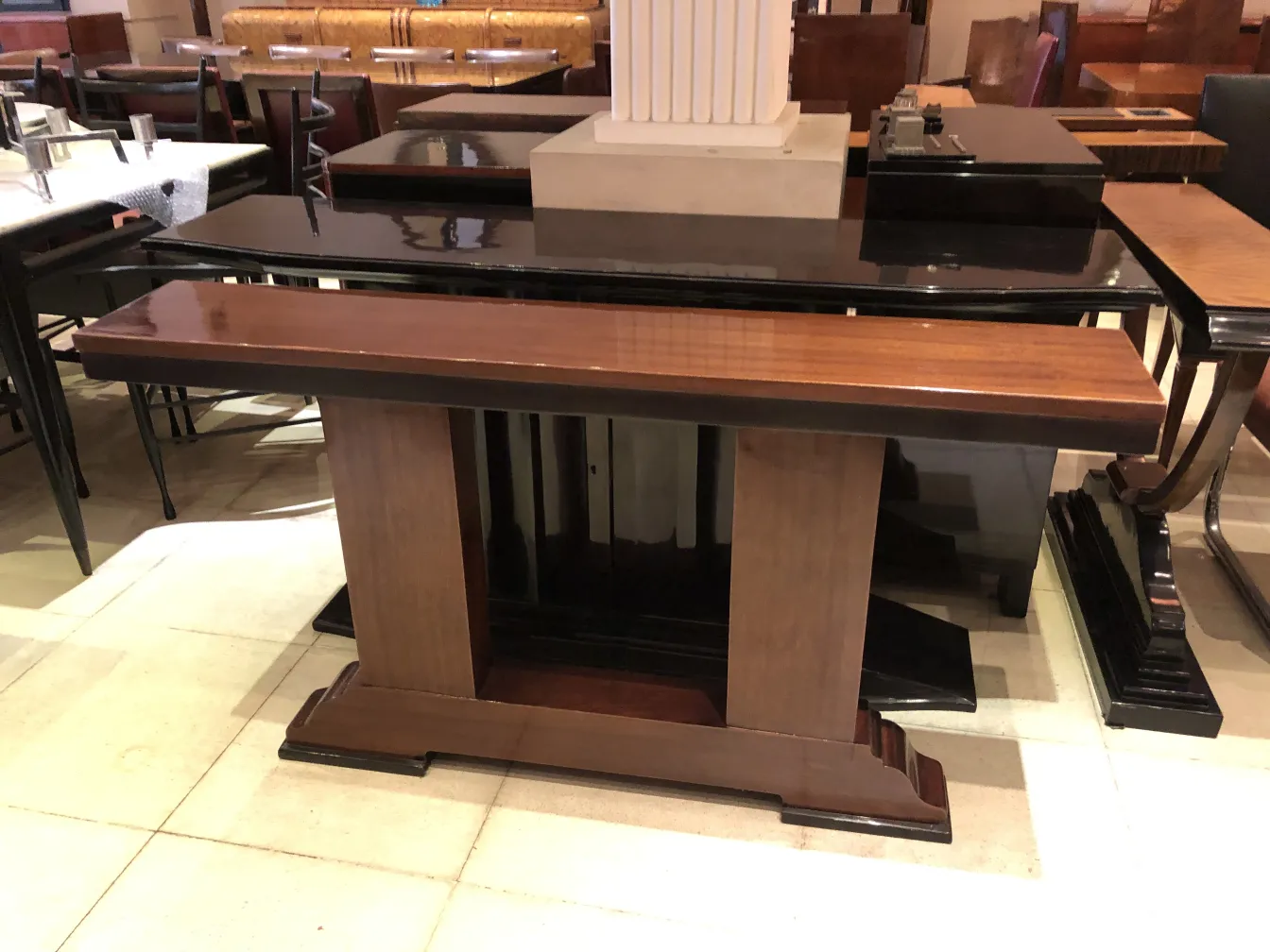 tres consolas antiguas en un ambiente elegante, moderno