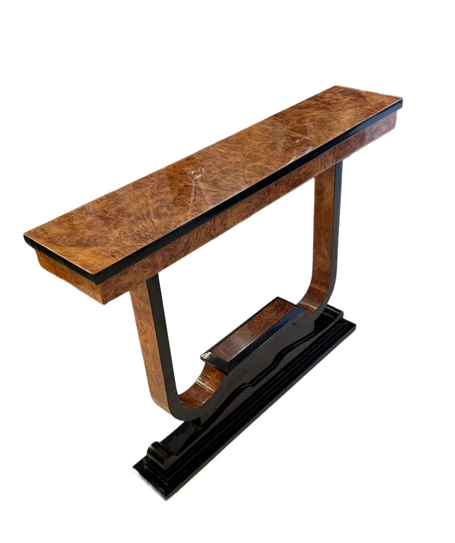 Drei antike Konsolentische mit elegantem Finish und schlankem Design, ideal für die Dekoration.