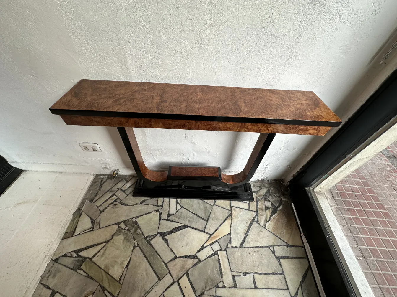 Três consoles antigos decorativos em um ambiente elegante