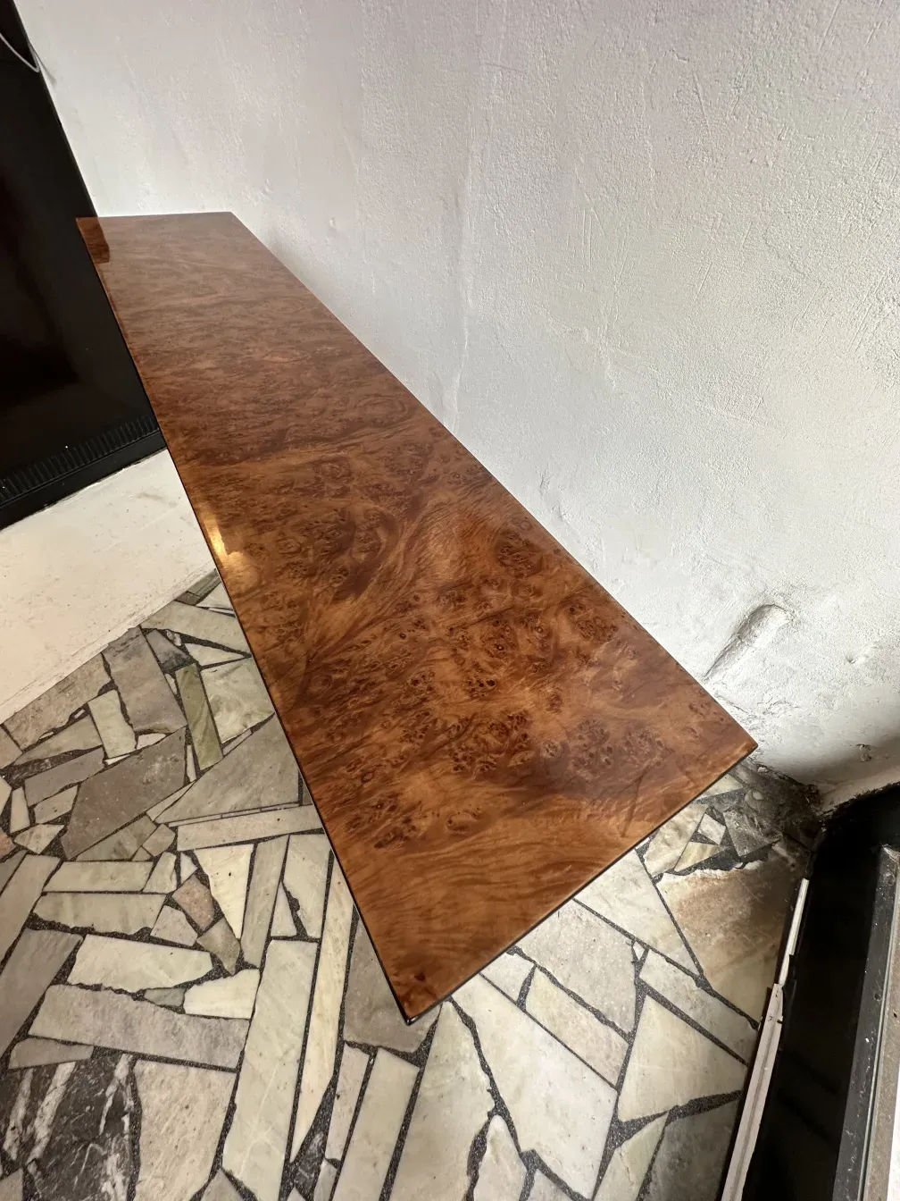 Três consoles antigos em um ambiente elegante e acolhedor