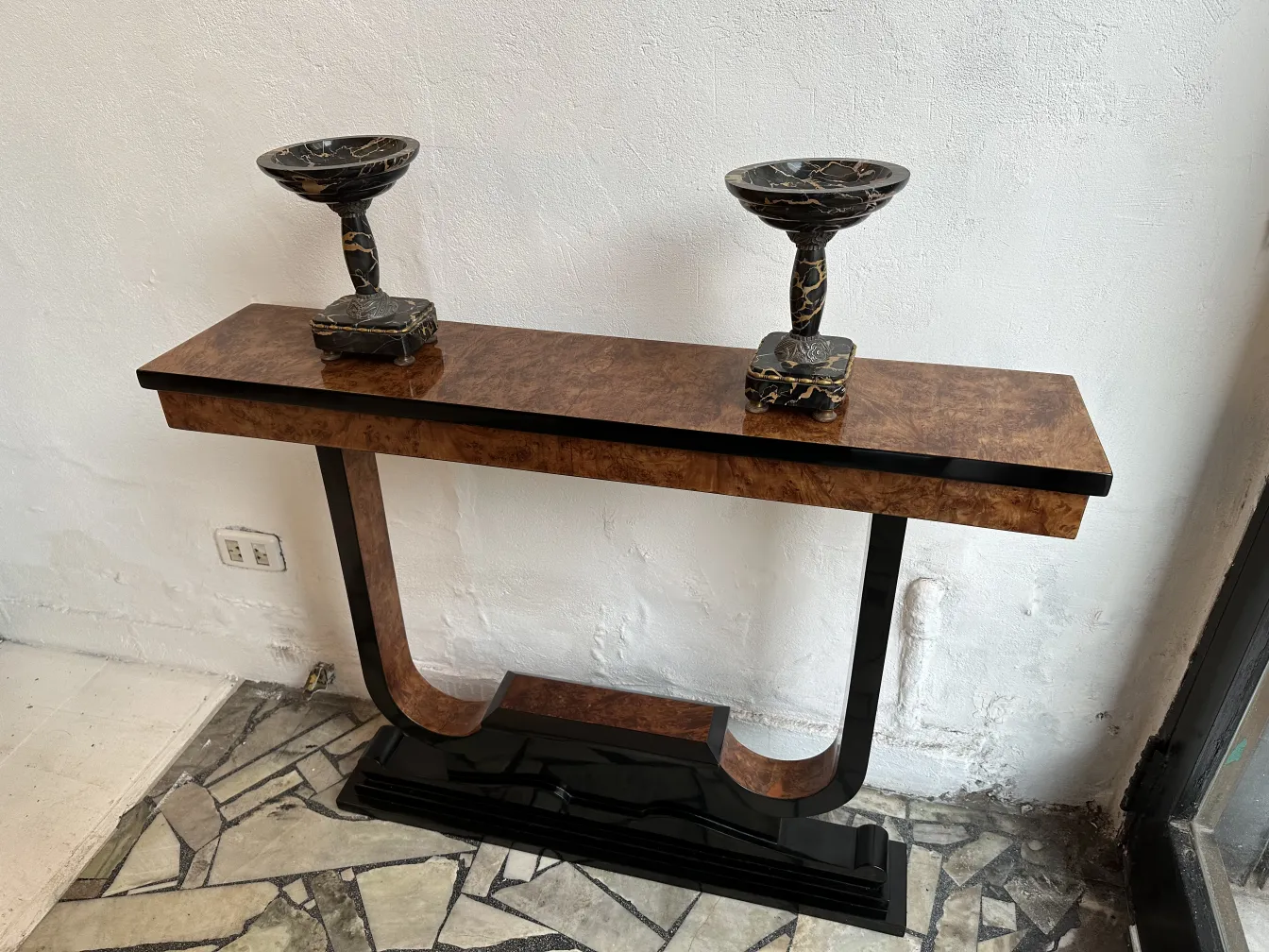 Tre consolles antiche con decorazioni elaborate e stile elegante