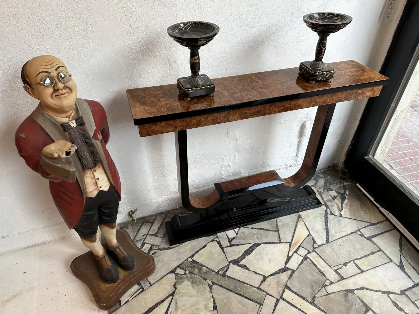 tre consolle antiche decorate con vasi sopra