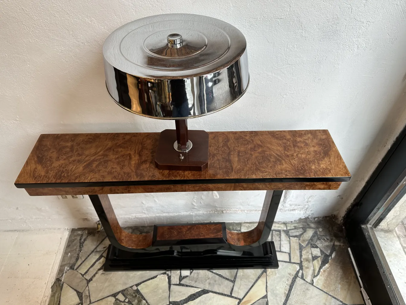 drei antike Konsolen mit Lampe vor hellem Hintergrund