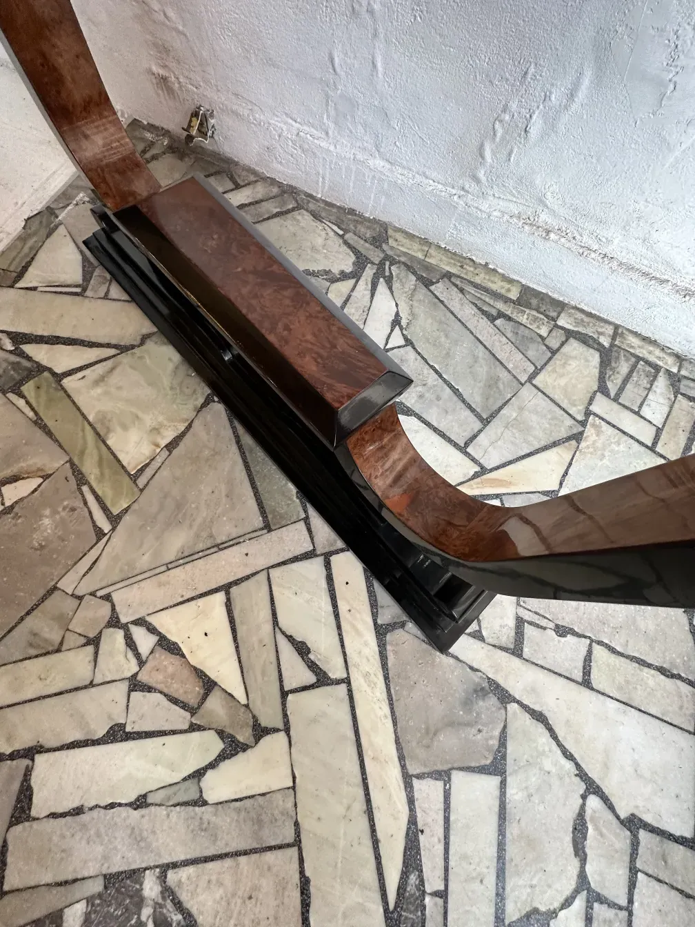 Trois consoles anciennes au design élégant et attrayant