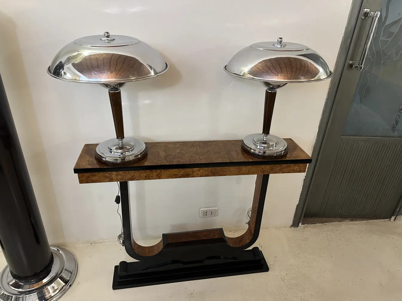 Tre mobili dresuars antichi con lampade argentee in un ambiente elegante.