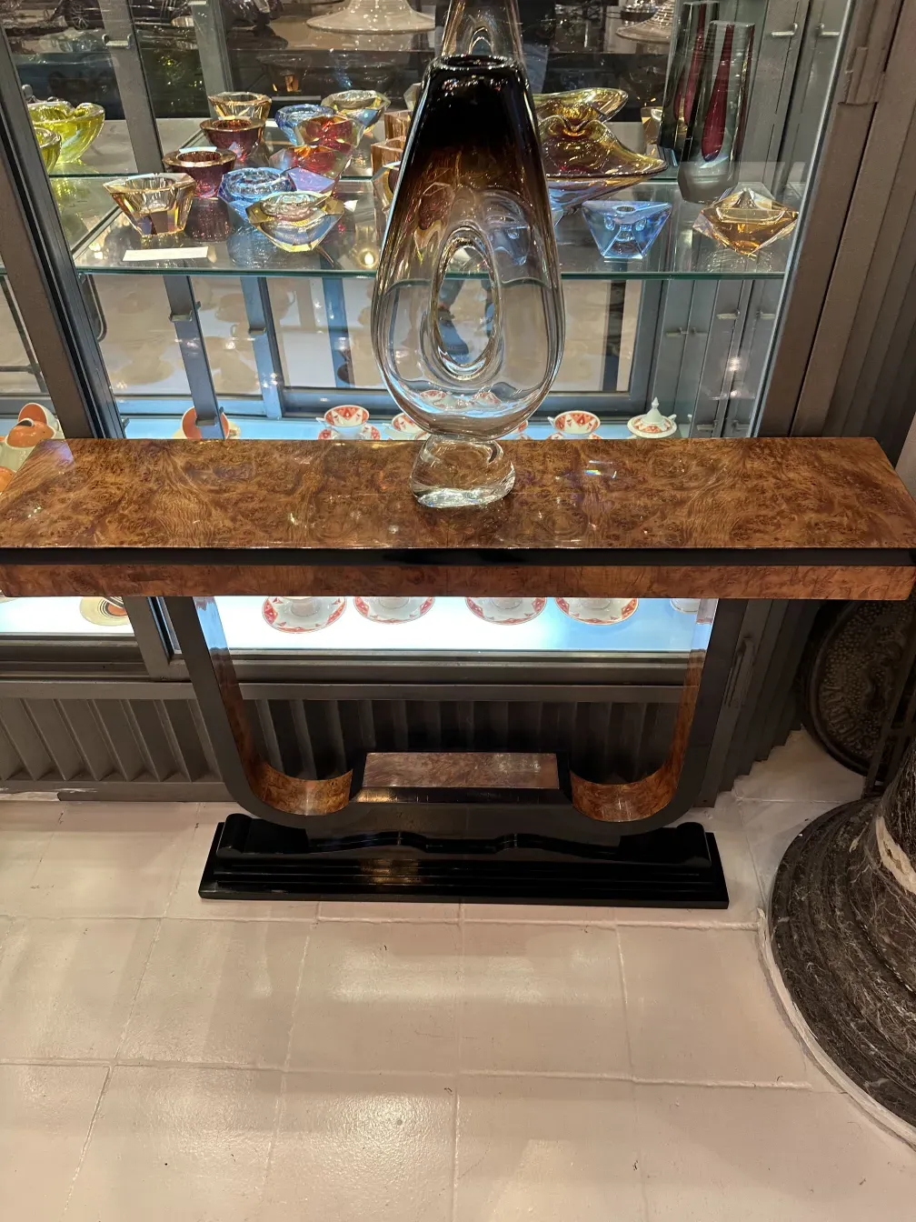 装飾的な花瓶と一緒に展示された古いコンソールテーブル三台