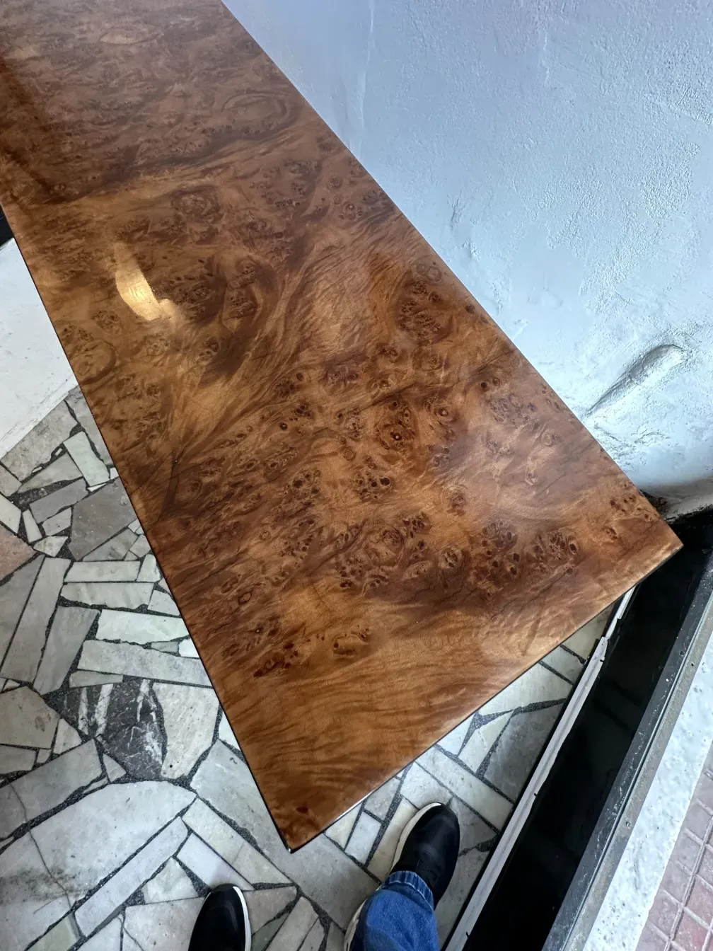 Drei antike Konsolen mit glänzenden Oberflächen und einzigartigen Mustern, in einem eleganten Ambiente.