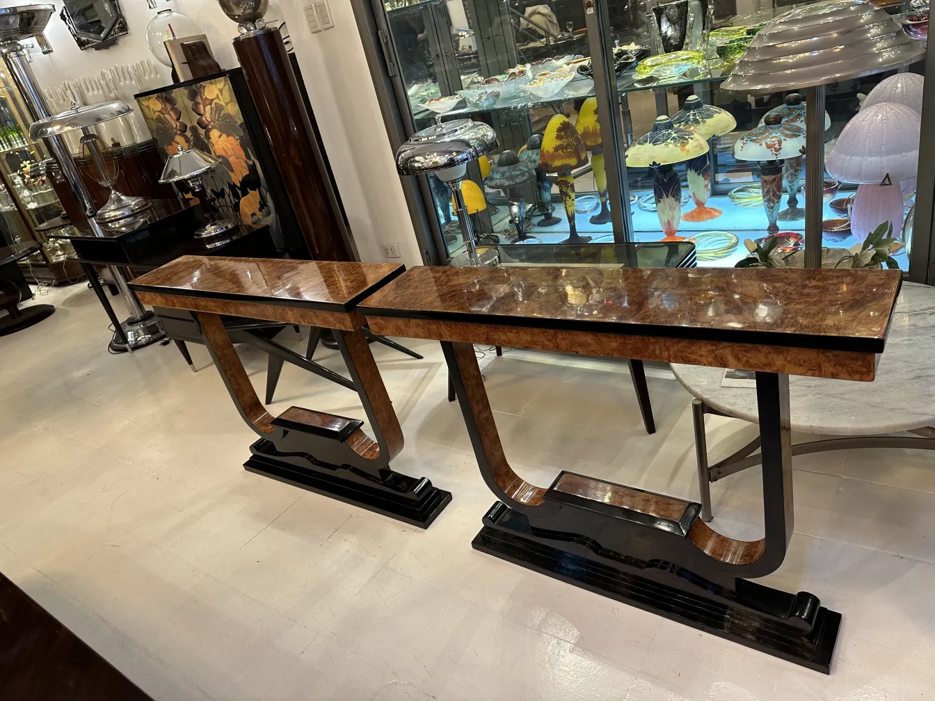 Três consoles antigos com superfície brilhante e detalhes elegantes