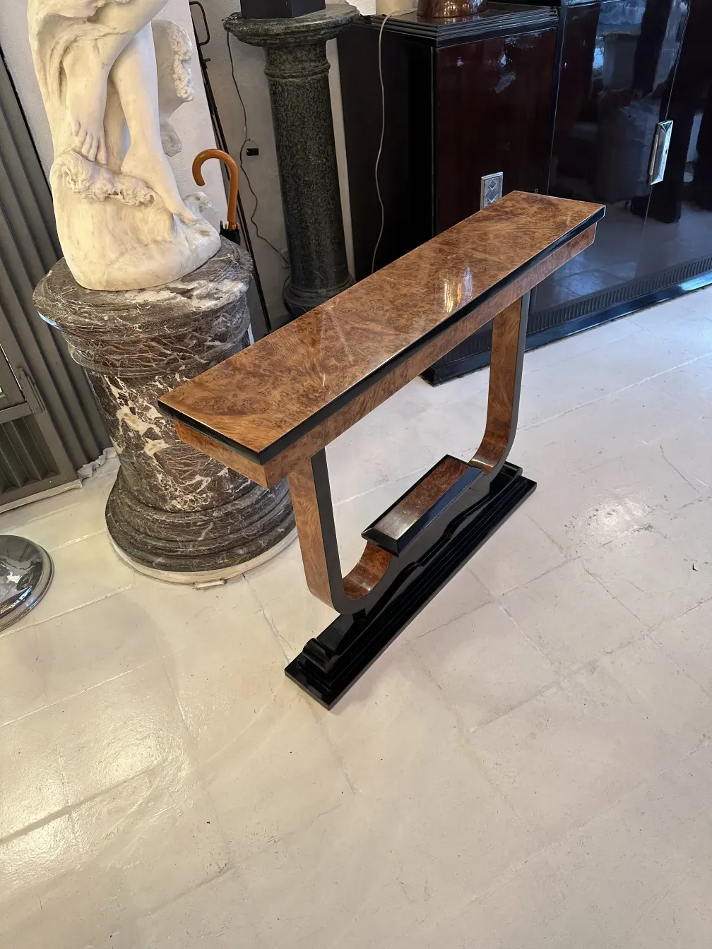 Trois consoles anciennes avec des caractéristiques décoratives uniques.