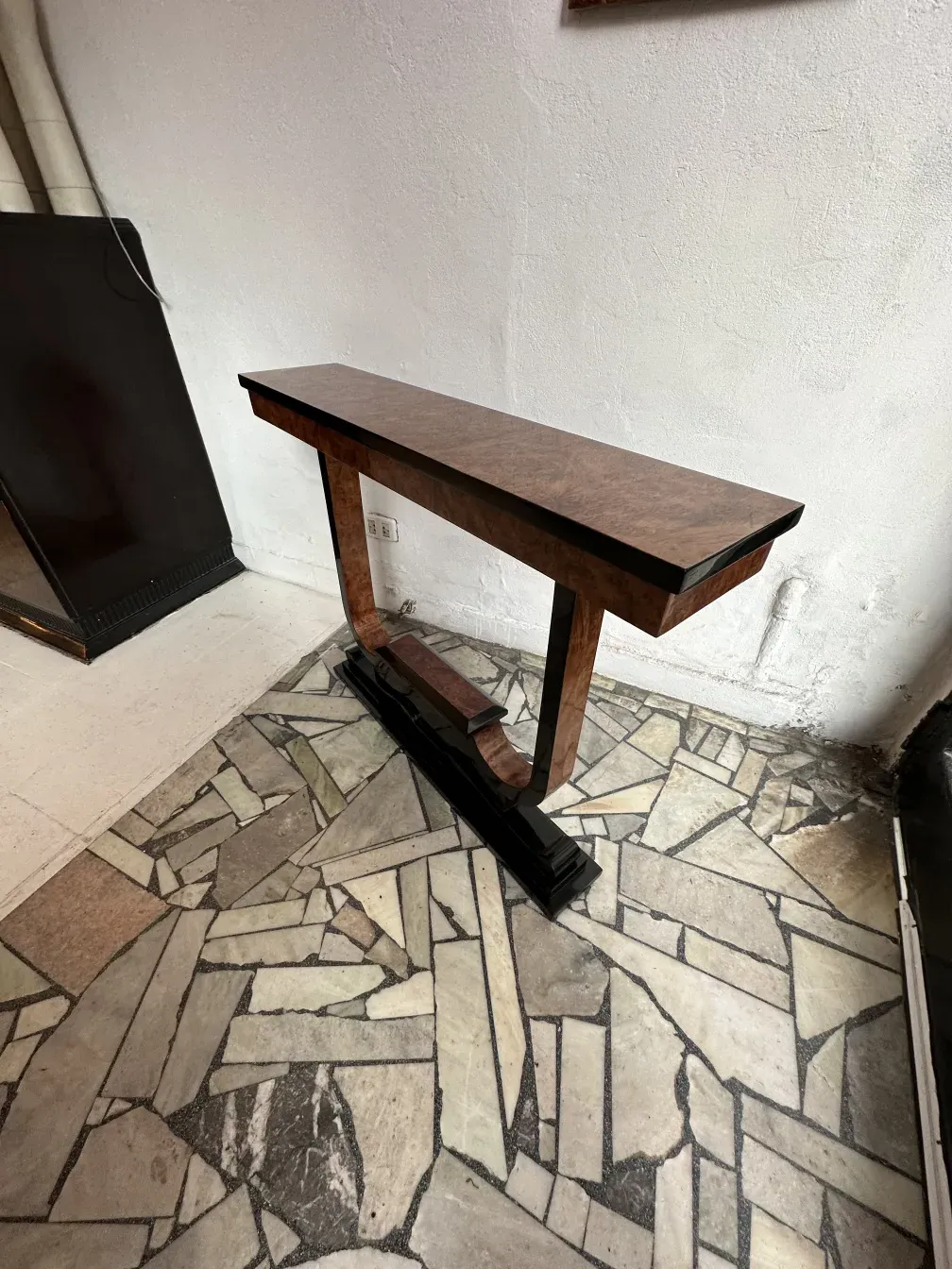 trois consoles anciennes sur un sol décoratif