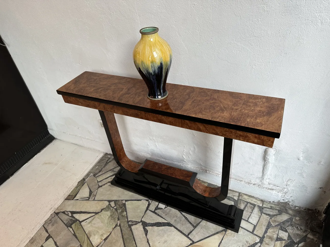 trois dresuars anciens avec un vase décoratif