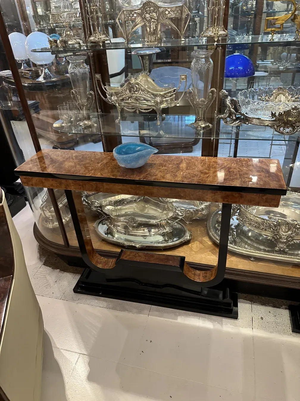 Set aus drei antiken Konsolentischen in Vitrine