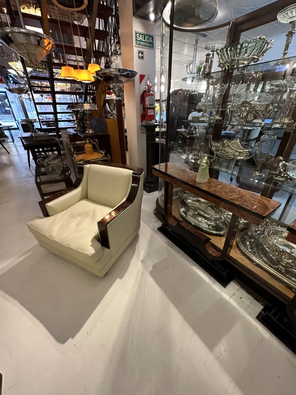 Tre mobili dresuars antichi esposti in un ambiente decorativo