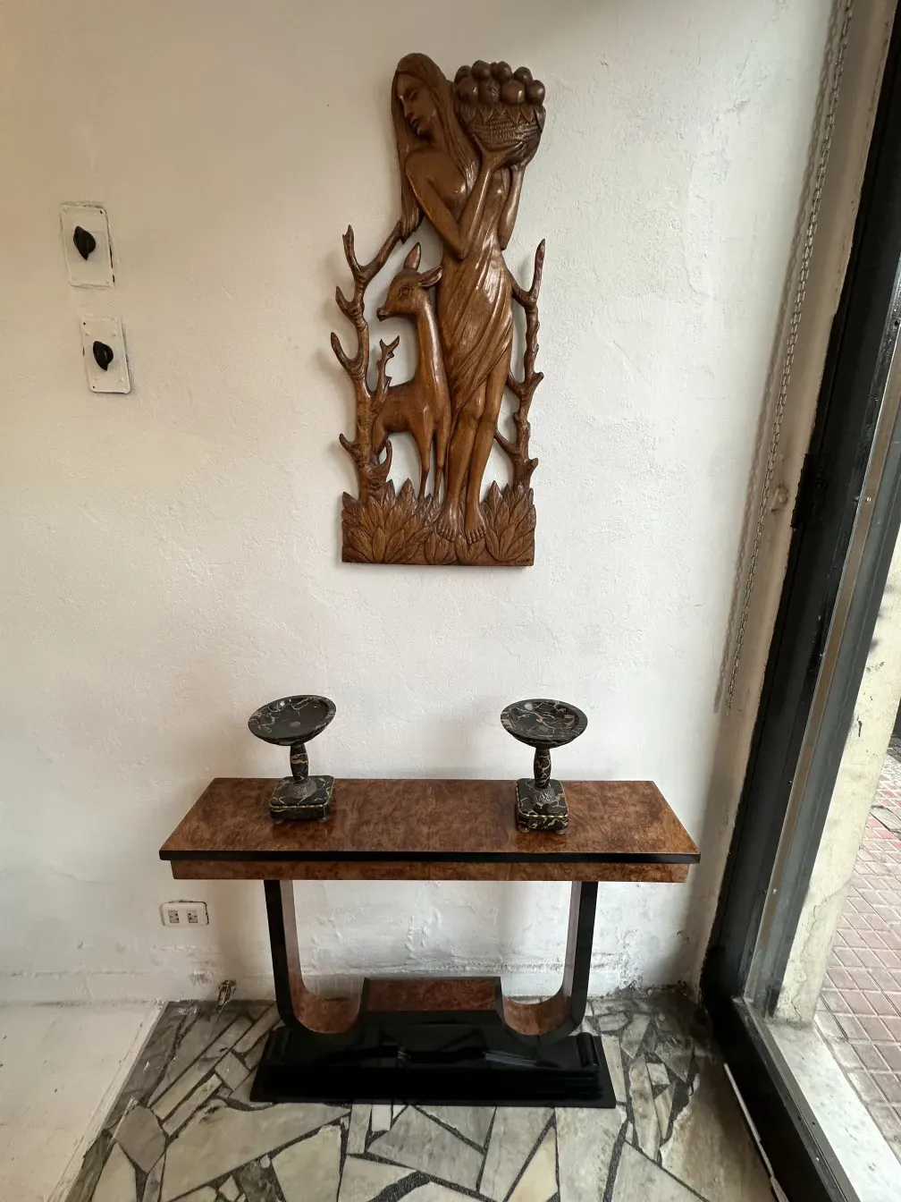 Tre consolle antiche con design elegante e dettagli decorativi.