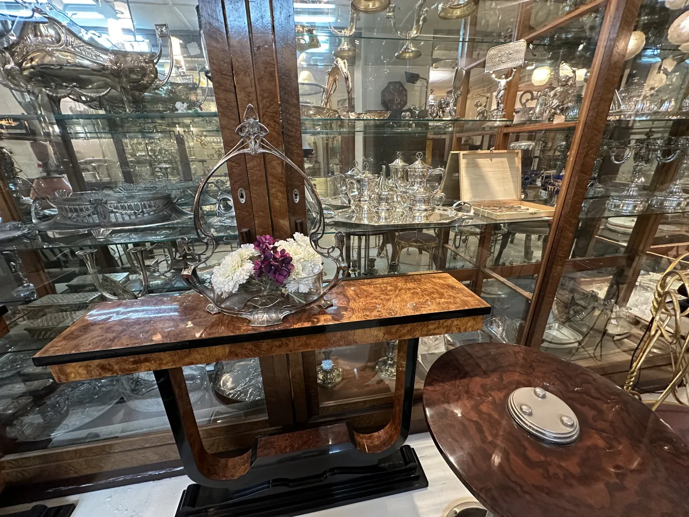 trois dresuars antiques avec des fleurs décoratives